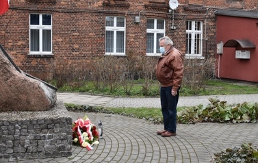 Na zdjęciu widać delegata Konwentu Organizacji Kombatanckich Powiatu Tczewskiego składają kwiaty pod tablicą z nazwiskami saper&oacute;w, kt&oacute;rzy zginęli podczas odminowywania teren&oacute;w kociewskich po zakończeniu II Wojny Światowej