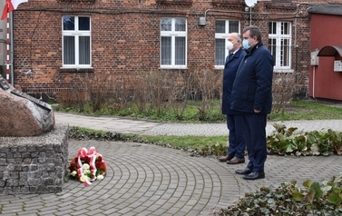 Na zdjęciu Starosta Tczewski, Mirosław Augustyn oraz Prezydent Miasta Tczewa, Mirosław Pobłocki składają kwiaty pod tablicą z nazwiskami saper&oacute;w, kt&oacute;rzy zginęli podczas odminowywania teren&oacute;w kociewskich po zakończeniu II Wojny Światowej