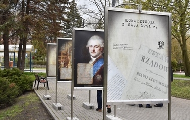  Na Skwerze Konstytucji 3 Maja można oglądać wystawę pt. Konstytucja 3 Maja, przygotowaną przez Fabrykę Sztuk