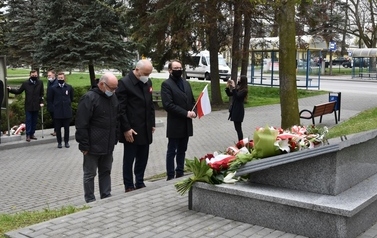 Kwiaty składają delegacje stowarzyszeń