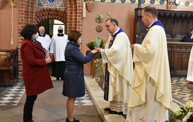 Radni Powiatu Tczewsiego składają dary celebransom