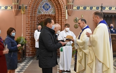 Radni Powiatu Tczewsiego składają dary celebransom
