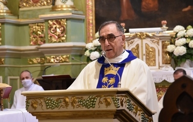 Ksiądź prałat Prałat Marian Szczepiński głosi kazanie