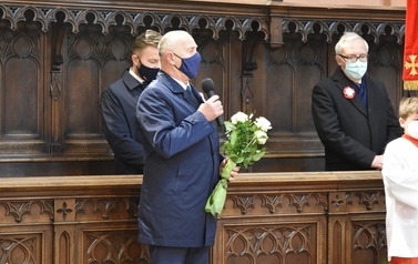 Starosta Tczewski, Mirosław Augustyn prosi o mszę. W ławce za nim stoją: Senator RP - Ryszard Świlski oraz Poseł na Sejm RP - Kazimierz Smoliński 