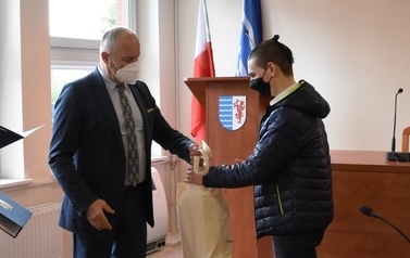 Oliwer Gużewski  z Zespołu Szk&oacute;ł Technicznych w Tczewie odbiera z rąk Starosty Tczewskiego &ndash; Mirosława Augustyna nagrodę za II miejsce