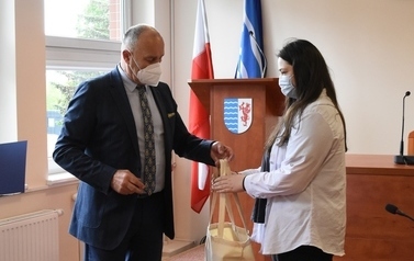 Marika Partyka z II Liceum Og&oacute;lnokształcącego w Tczewie odbiera z rąk Starosty Tczewskiego &ndash; Mirosława Augustyna nagrodę za II miejsce