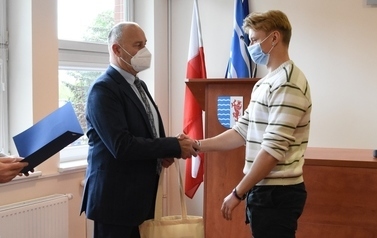 Marcin Brzeziński z Zespołu Szk&oacute;ł Technicznych w Tczewie odbiera z rąk Starosty Tczewskiego &ndash; Mirosława Augustyna nagrodę za IV miejsce