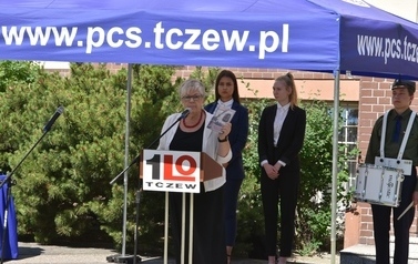 Kr&oacute;tki zarys historii Szkoły Morskiej przedstawiła z m&oacute;wnicy była wicedyrektor I Liceum Og&oacute;lnokształcącego - Bożena Deja-Gałecka