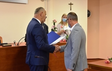 Starosta Tczewski wręcza gratulacje 