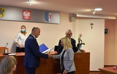 Starosta Tczewski wręcza gratulacje dyrektor Zespołu Szk&oacute;ł Branżowych