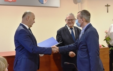 Starosta Tczewski wręcza gratulacje Panu Rafałowi Desce -  dyrektorowi Zespołu Szk&oacute;ł Ponadpodstawowych w Pelplinie