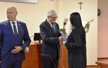 Wicestarosta wręcza gratulacje Pani Katarzynie Puczyńskiej - nauczycielowi Specjalnego Ośrodka Szkolno - Wychowawczego w Pelplinie