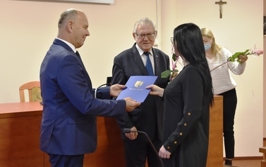 Starosta Tczewski wręcza gratulacje Pani Katarzynie Puczyńskiej - nauczycielowi Specjalnego Ośrodka Szkolno - Wychowawczego w Pelplinie