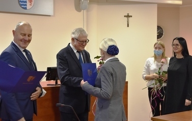 Wicestarosta wręcza gratulacje Pani Annie Pawlikowskiej - nauczycielowi Zespołu Plac&oacute;wek Specjalnych w Tczewie