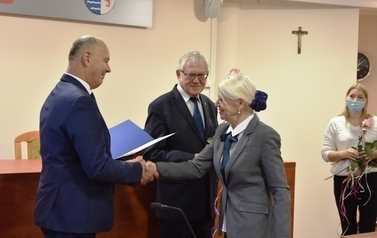 Starosta Tczewski wręcza gratulacje Pani Annie Pawlikowskiej - nauczycielowi Zespołu Plac&oacute;wek Specjalnych w Tczewie