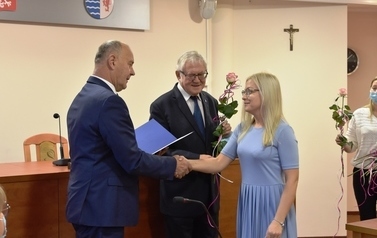 Starosta Tczewski wręcza gratulacje Pani Jolancie Abryszyńskiej &ndash; Głąbińskiej &ndash; nauczycielowi Zespołu Plac&oacute;wek Specjalnych w Tczewie