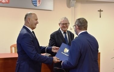 Starosta Tczewski wręcza gratulacje Panu Jakubowi Resmerowskiemu &ndash; nauczycielowi Zespołu Szk&oacute;ł Budowlanych i Odzieżowych w Tczewie