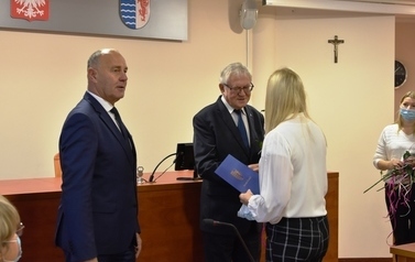 Wicestarosta wręcza kwiaty Pani Halinie Grobelnej - nauczycielowi Zespołu Szk&oacute;ł Ekonomicznych w Tczewie