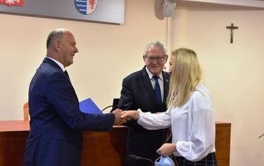 Starosta Tczewski wręcza gratulacje Pani Halinie Grobelnej - nauczycielowi Zespołu Szk&oacute;ł Ekonomicznych w Tczewie