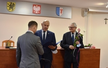 Starosta Tczewski wręcza gratulacje Piotrowi Szczepińskiemu - nauczycielowi Zespołu Szk&oacute;ł Technicznych w Tczewie
