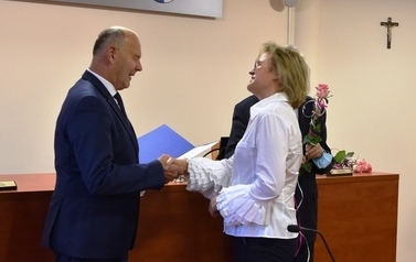 Starosta Tczewski wręcza gratulacje Pani Katarzynie Kosińskiej - nauczycielowi Zespołu Szk&oacute;ł Technicznych w Tczewie