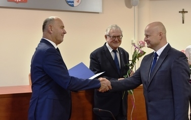 Starosta Tczewski wręcza gratulacje Panu Marcinowi Dąbrowskiemu - nauczycielowi Zespołu Szk&oacute;ł Technicznych w Tczewie