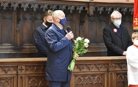 Starosta Tczewski, Mirosław Augustyn prosi o mszę. W ławce za nim stoją: Senator RP - Ryszard Świlski oraz Poseł na Sejm RP - Kazimierz Smoliński 