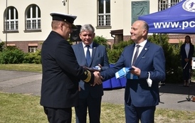 dr hab. inż. Tomasz Neumann, profesor UMG, dziekan wydziału nawigacji odbiera z rąk Starosty Tczewskiego, Mirosława Augustyna flagę Powiatu Tczewskiego