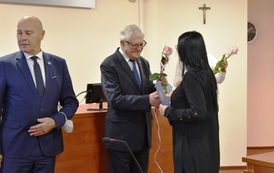 Wicestarosta wręcza gratulacje Pani Katarzynie Puczyńskiej - nauczycielowi Specjalnego Ośrodka Szkolno - Wychowawczego w Pelplinie