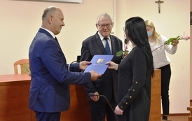 Starosta Tczewski wręcza gratulacje Pani Katarzynie Puczyńskiej - nauczycielowi Specjalnego Ośrodka Szkolno - Wychowawczego w Pelplinie