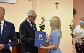 Wicestarosta wręcza gratulacje Pani Jolancie Abryszyńskiej &ndash; Głąbińskiej &ndash; nauczycielowi Zespołu Plac&oacute;wek Specjalnych w Tczewie