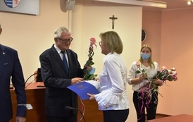Wicestarosta Tczewski wręcza czerwoną r&oacute;żę Pani Katarzynie Kosińskiej - nauczycielowi Zespołu Szk&oacute;ł Technicznych w Tczewie