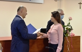 Starosta Tczewski wręcza gratulacje  Pani Katarzynie Jurczyńskiej - nauczycielowi Zespołu Szk&oacute;ł Branżowych w Tczewie