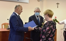 Starosta Tczewski wręcza gratulacje Pani Agnieszce Pawelli - nauczycielowi Zespołu Szk&oacute;ł Ponadpodstawowych w Pelplinie