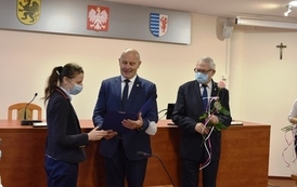 Starosta Tczewski wręcza gratulacje Pani Annie Walerowicz - nauczycielowi II Liceum Og&oacute;lnokształcącego w Tczewie