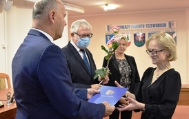 Starosta Tczewski wręcza gratulacje Pani Katarzynie Etmańskiej - nauczycielowi I Liceum Og&oacute;lnokształcącego w Tczewie