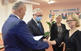 Starosta Tczewski wręcza gratulacje Pani Katarzynie Etmańskiej - nauczycielowi I Liceum Og&oacute;lnokształcącego w Tczewie