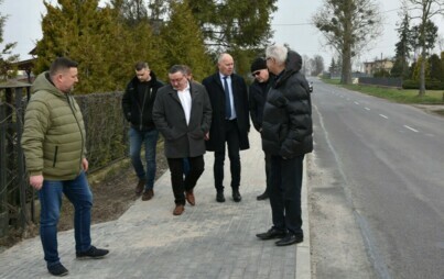 Zdjęcie do Nowy chodnik cieszy mieszkańc&oacute;w Subkowy