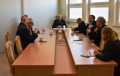 Zdjęcie do W Starostwie Powiatowym w Tczewie odbyło się spotkanie przedstawicieli władz samorządowych z Powiatu Tczewskiego w sprawie pomocy humanitarnej dla obywateli Ukrainy