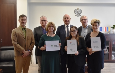 Zdjęcie do Ponad pięćdziesiąt projekt&oacute;w zgłoszonych w konkursie na Logo Powiatu Tczewskiego